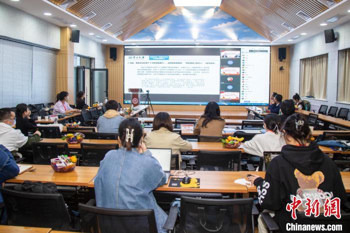 圖為論壇會議現(xiàn)場?！⊥瑬|放 攝