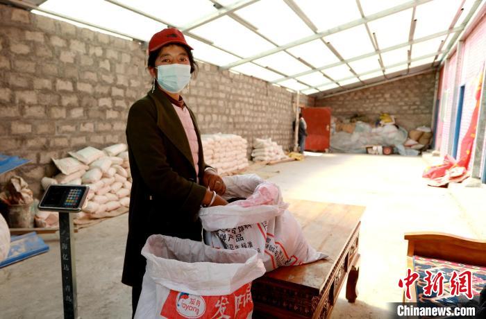 圖為寧重崗村村民扎西才措把自家的油菜籽送到合作社銷(xiāo)售。　嘉黎縣融媒體中心供圖