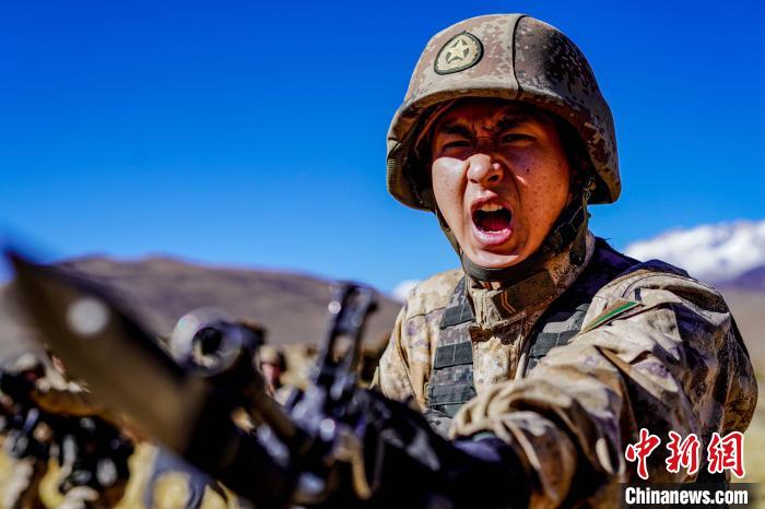 官兵正在進行刺殺操訓(xùn)練。　西藏山南軍分區(qū)某團供圖