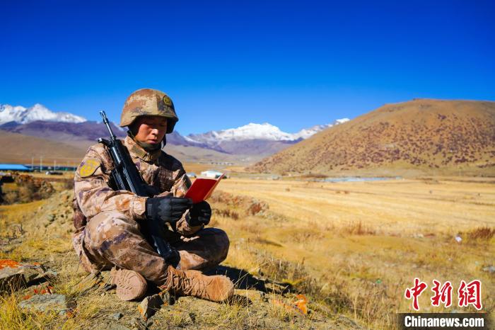 戰(zhàn)士正在品讀該團制作下發(fā)的二十大報告內(nèi)容匯編“口袋書” ?！∥鞑厣侥宪姺謪^(qū)某團供圖