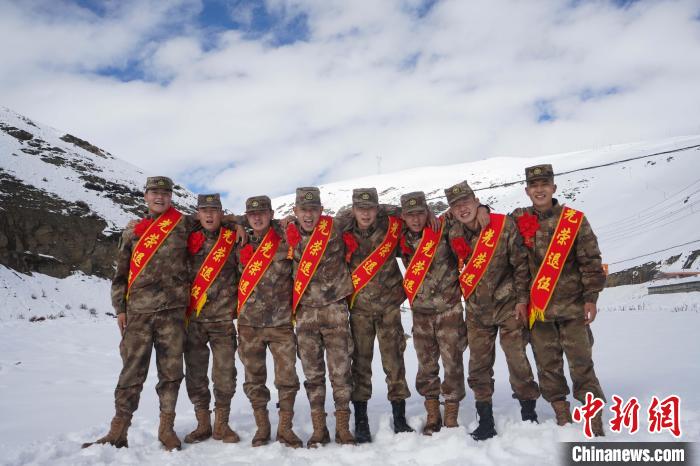 退伍老兵合照留念。　西藏山南軍分區(qū)某團(tuán)供圖