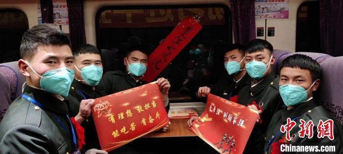 退伍老兵在退伍專列上合影留念?！∥鞑厣侥宪姺謪^(qū)某團(tuán)供圖