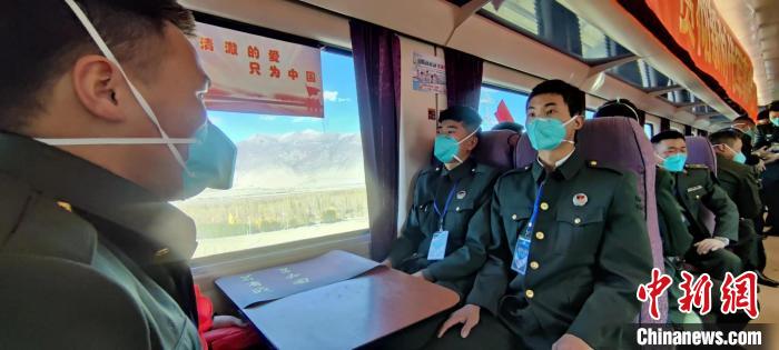 退伍老兵乘坐在退伍專列?！∥鞑厣侥宪姺謪^(qū)某團(tuán)供圖