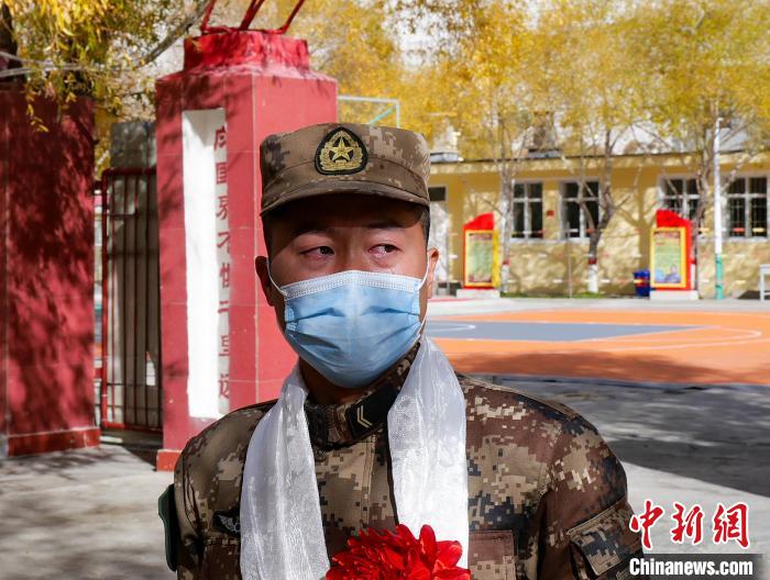 圖為什布奇邊防連退伍老兵臨別前再看一眼連隊(duì)?！詵| 攝