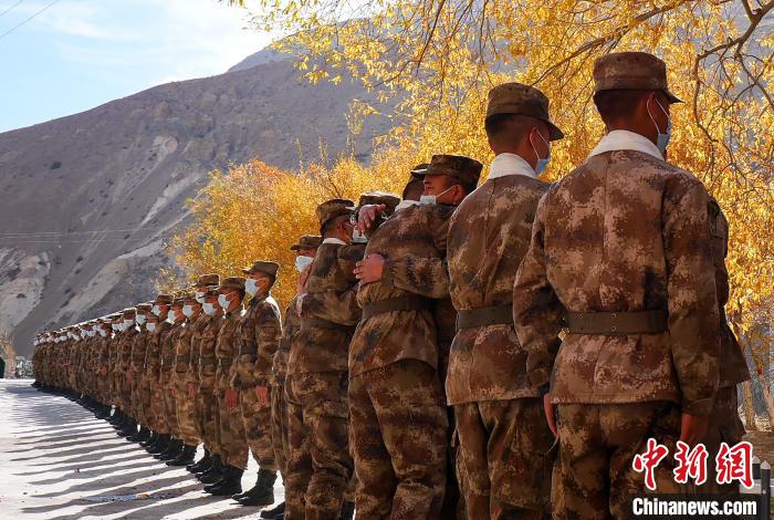 圖為什布奇邊防連退伍老兵與戰(zhàn)友相擁而泣，依依惜別。　徐昌成 攝