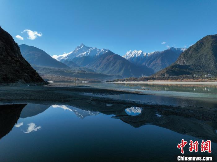 西藏林芝雅魯藏布江和遠(yuǎn)處的雪山。　董志雄 攝