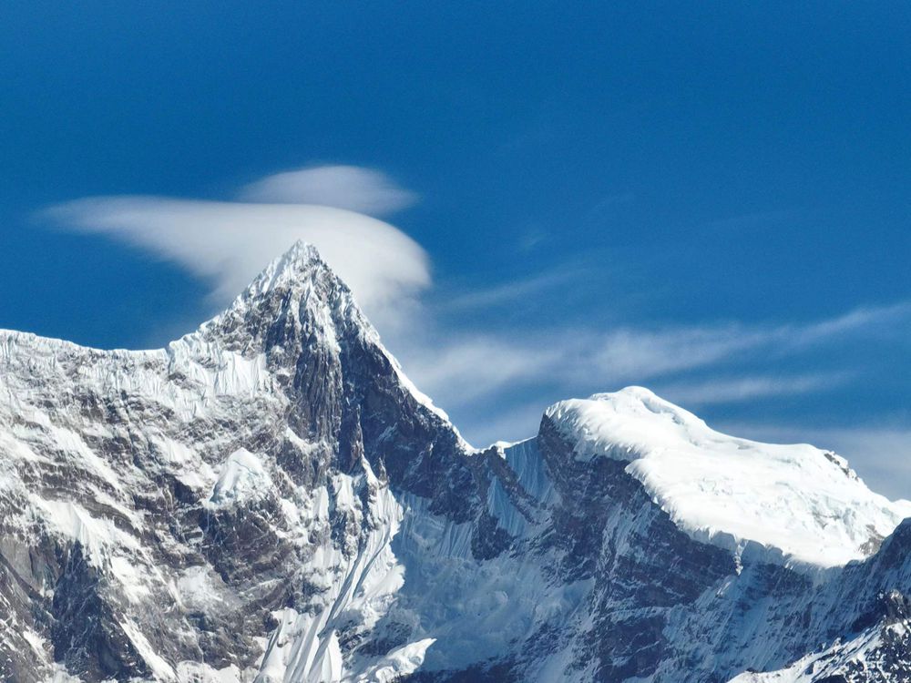 雅魯藏布江遠處的雪山風光。