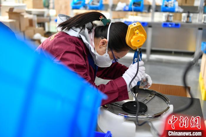 圖為工人正在組裝炊具?！∝暩聛硭?攝