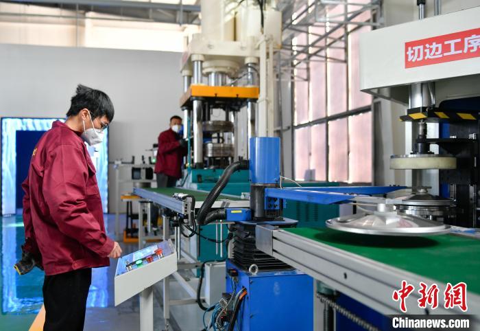 圖為炊具生產(chǎn)線?！∝暩聛硭?攝