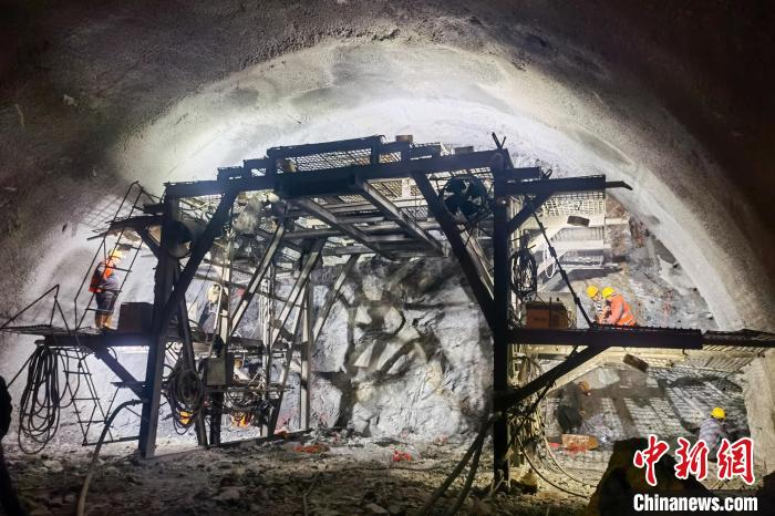 資料圖為隧道施工掘進過程中?！∥鞑刈灾螀^(qū)交通運輸廳 供圖