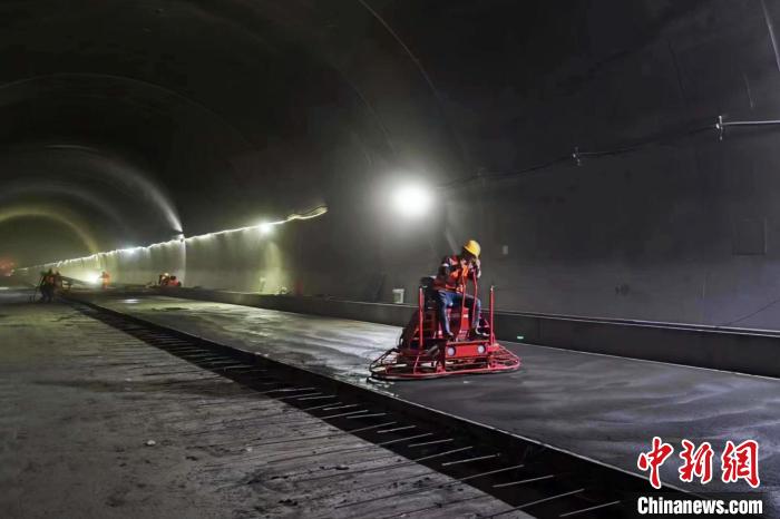 圖為隧道施工現(xiàn)場。　西藏自治區(qū)交通運輸廳 供圖