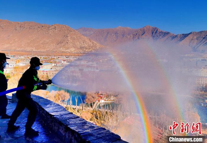 12月6日，布達(dá)拉宮消防救援大隊(duì)在布達(dá)拉宮山體林草區(qū)域開(kāi)展?jié)窕ぷ??！㈣?攝