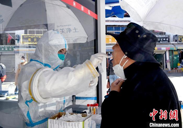 12月7日，拉薩市民正在進(jìn)行核酸檢測?！±盍?攝