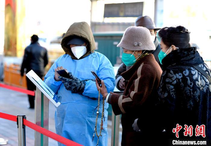 12月7日，拉薩市民掃碼進(jìn)入銀行辦理業(yè)務(wù)?！±盍?攝