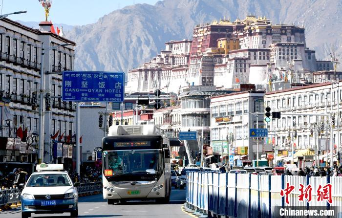 12月7日，一輛公交車從拉薩市城關(guān)區(qū)北京東路駛過。　李林 攝