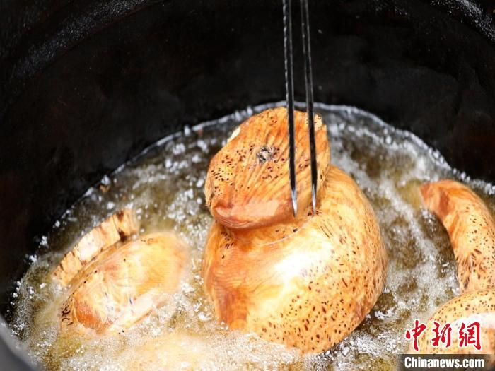 圖為已成型的木碗?！?鄧海平 攝