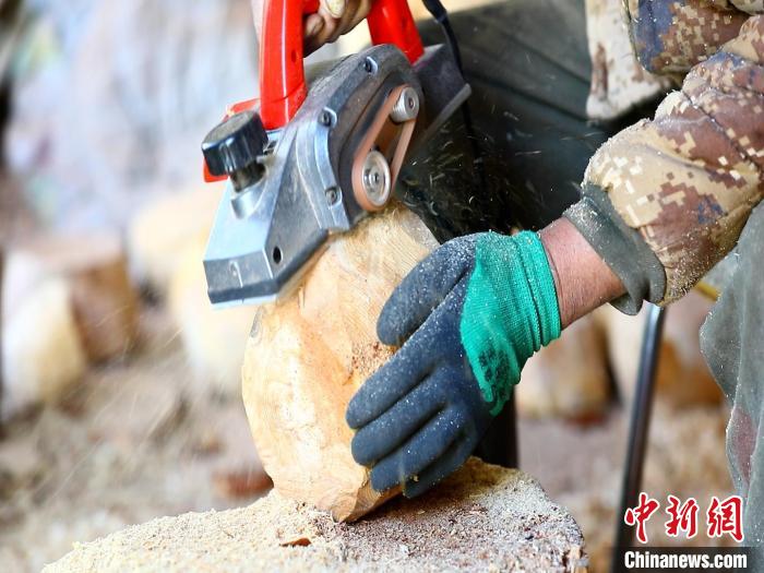 圖為手工藝人正在制作木碗?！〉录?　攝