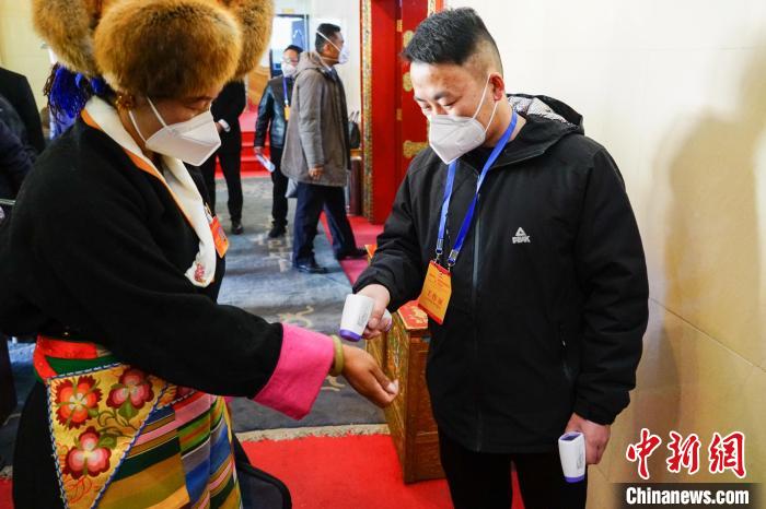 政協(xié)委員測體溫后入場?！〗w波 攝