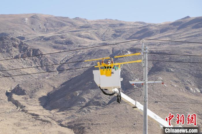 圖為11月9日，國網(wǎng)山南供電公司工作人員進(jìn)行搭火工作?！「裆?攝