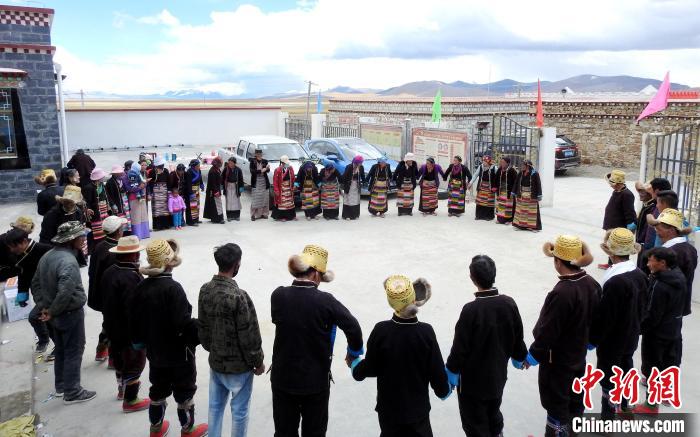 圖為普瑪江塘鄉(xiāng)民眾載歌載舞?！±丝ㄗ涌h網(wǎng)信辦供圖