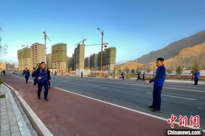 負(fù)重5公里體能訓(xùn)練?！∥鞑厣窒揽傟?duì)特勤大隊(duì) 供圖