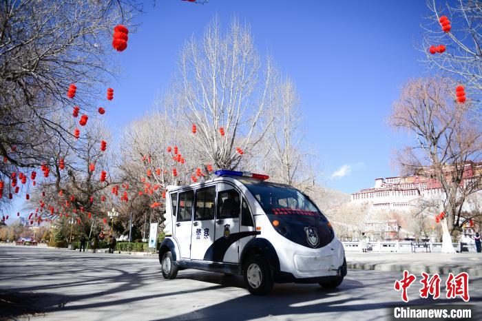 圖為1月23日，布達拉宮廣場派出所民警正在巡邏。　貢嘎來松 攝