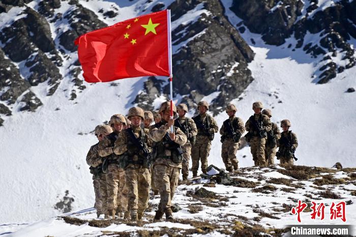 官兵們在巡邊途中?！≡裢?攝