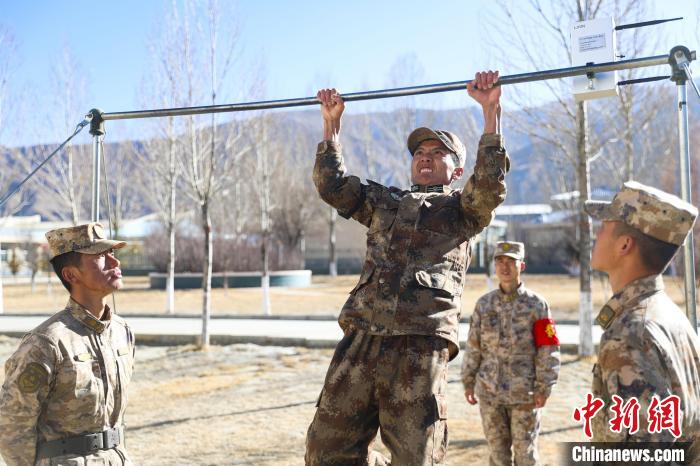 單杠引體向上現(xiàn)場(chǎng)，選手竭盡全力突破自我。　吳蒙昆 攝