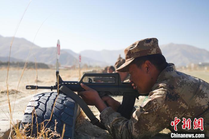 參賽民兵在進(jìn)行瞄準(zhǔn)?！敲衫?攝