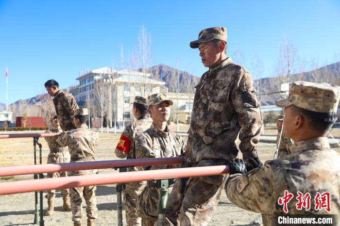 雙杠臂屈伸項(xiàng)目競(jìng)賽現(xiàn)場(chǎng)?！敲衫?攝