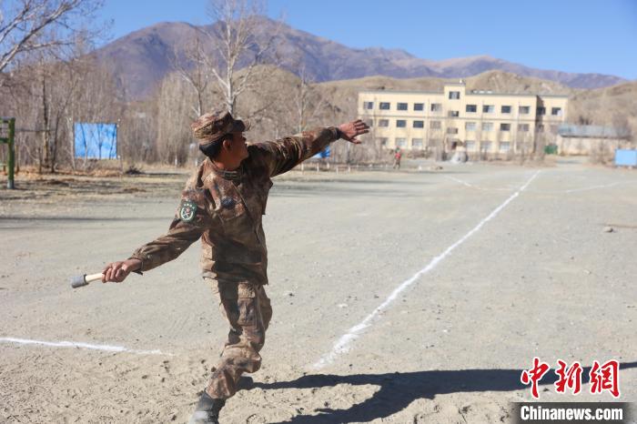 手榴彈投遠(yuǎn)比武競(jìng)賽現(xiàn)場(chǎng)?！敲衫?攝