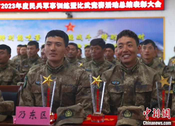 表彰大會(huì)上，獲獎(jiǎng)選手開(kāi)心瞬間?！敲衫?攝