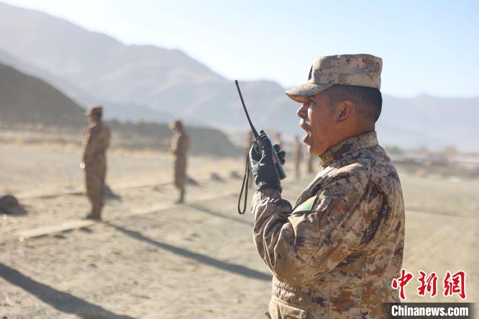 裁判員羅布次仁下達(dá)“臥姿裝子彈”口令。　吳蒙昆 攝