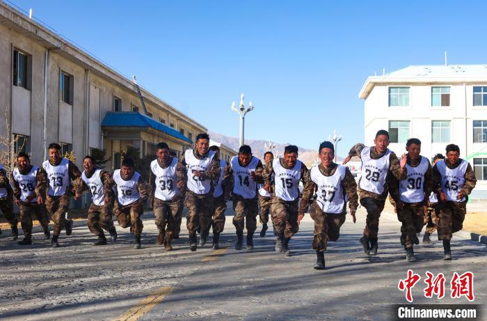 3000米開(kāi)賽，選手們奮勇?tīng)?zhēng)先?！敲衫?攝