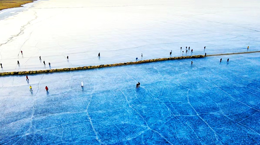 航拍冰上轉(zhuǎn)場。 張虎攝