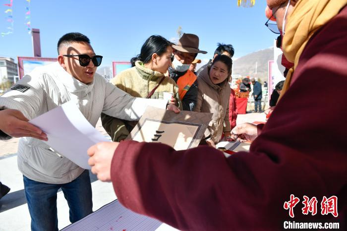 圖為展銷會現(xiàn)場?！∝暩聛硭?攝