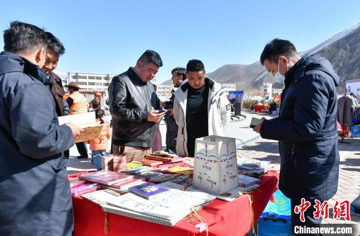 圖為展銷會現(xiàn)場。　貢嘎來松 攝