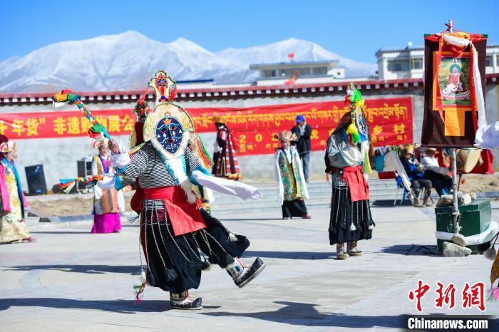 圖為藏戲非遺展演現(xiàn)場?！∝暩聛硭?攝