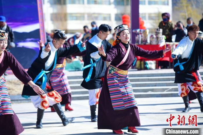 圖為藝術團表演“扎西果諧”?！∝暩聛硭?攝