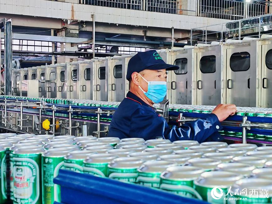 技術(shù)人員在生產(chǎn)線上檢查產(chǎn)品。人民網(wǎng) 李海霞攝