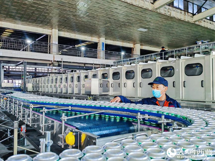 技術(shù)人員在生產(chǎn)線上檢查產(chǎn)品。人民網(wǎng) 李海霞攝