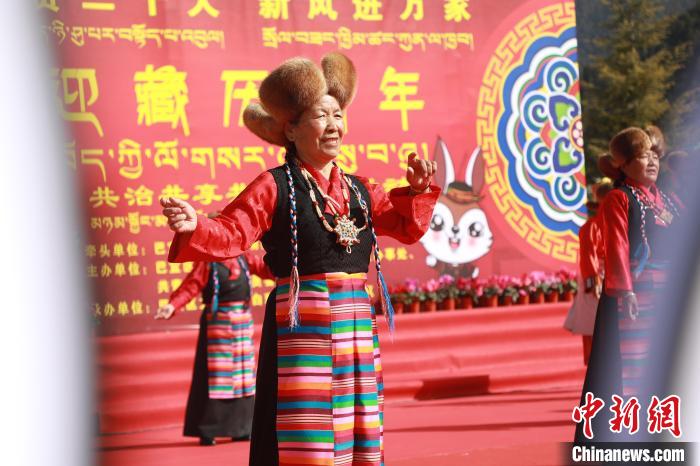 圖為藏歷新年活動(dòng)現(xiàn)場(chǎng)?！埩?攝