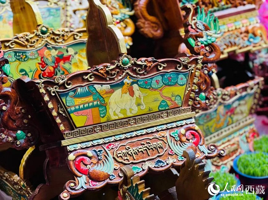 年貨市場上的切瑪盒（切瑪盒是藏歷新年吉祥物，是在精制斗型木盒中用隔板分開，分別盛入炒麥粒和糌粑，插上仔卓，象征著人壽年豐、吉祥如意）。人民網(wǎng) 次仁羅布攝