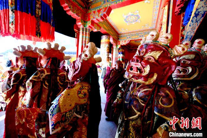 2月19日，楚布寺僧人們佩戴面具準備參加跳神活動。　李林 攝