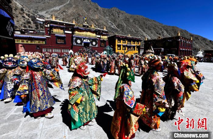 2月19日，楚布寺僧人們佩戴面具參加跳神活動?！±盍?攝