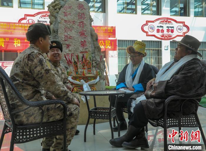 圖為阿里軍分區(qū)某邊防團官兵與駐地群眾拉家常?！詵| 攝