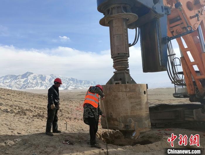 圖為施工人員檢查護筒高度。　劉益航 攝