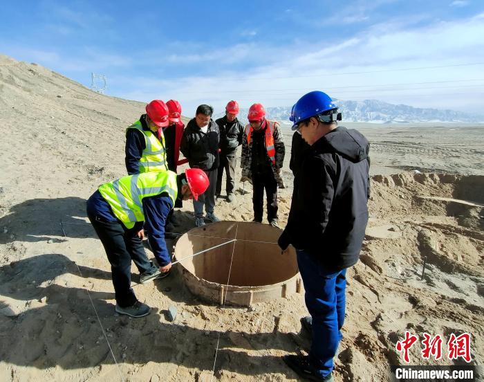 圖為施工人員檢查樁基護筒中心位置?！⒁婧?攝