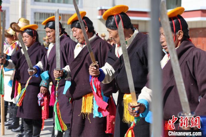 圖為藝人們手持藏刀表演加麻百·甲江?！愔闈扇?攝