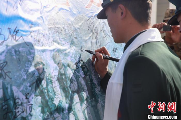 退役士兵簽名留念?！⒖≥x 攝